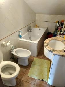 ラクイラにあるeagleのバスルーム(トイレ、洗面台、バスタブ付)