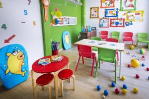 aula de jardín de infancia con mesa, sillas y mesa en 4R Miramar Calafell en Calafell