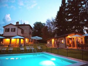 a swimming pool in front of a house at Agriturismo Sant'illuminato in Calzolaro