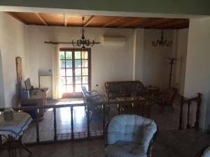 a living room with a dining room table and chairs at Koutrakis House in Iliopoulaíika