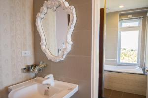 Een badkamer bij Whitecaps B&B