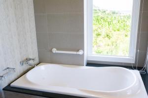 Een badkamer bij Whitecaps B&B