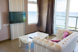 Een TV en/of entertainmentcenter bij Whitecaps B&B
