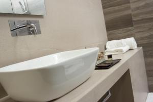 y baño con lavabo blanco y espejo. en Duomo Residence en Nápoles