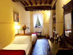 Habitación con 2 camas y mesa con ventana en Agriturismo Sant'illuminato, en Calzolaro