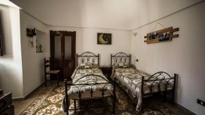 1 dormitorio con 2 camas y mesa en La Grande Bellezza Trulli, en Martina Franca