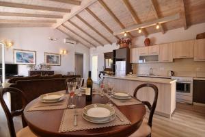 Kuchyňa alebo kuchynka v ubytovaní Veroniki Penthouse Deluxe Apartment