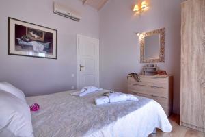 Posteľ alebo postele v izbe v ubytovaní Veroniki Penthouse Deluxe Apartment