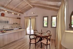 Kuchyňa alebo kuchynka v ubytovaní Veroniki Penthouse Deluxe Apartment