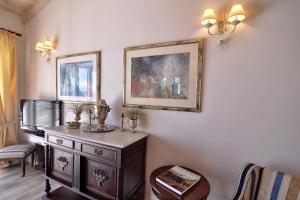 Televízia a/alebo spoločenská miestnosť v ubytovaní Veroniki Penthouse Deluxe Apartment