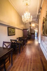 uma sala de jantar com mesas e um lustre em Inn on St. Ann, a French Quarter Guest Houses Property em Nova Orleans
