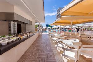 منتجع وسبا غلامور في سيدي: مطعم بطاولات بيضاء وكراسي وكاونتر