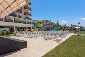 منتجع وسبا غلامور في سيدي: مجموعة من الكراسي والطاولات على الفناء