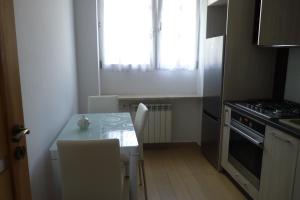 Apartament Planty في زاموسك: مطبخ صغير مع طاولة ونافذة