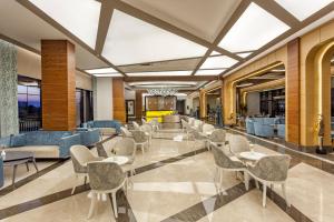 منتجع وسبا غلامور في سيدي: ردهة بها كراسي وطاولات في مبنى