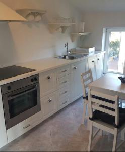 Kuchyň nebo kuchyňský kout v ubytování Apartments Christine