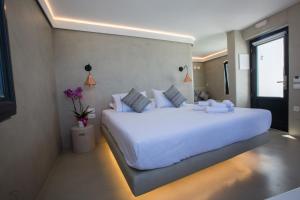 Postel nebo postele na pokoji v ubytování Chic Hotel Santorini