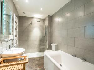 Gallery image of Six Brunton Place Guest House in Edinburgh