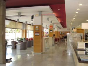 a lobby with a restaurant with tables and chairs at Holiday Inn Express Valencia Bonaire by IHG in Aldaya