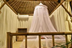 Ein Bett oder Betten in einem Zimmer der Unterkunft Salty Shakas Bamboo Stay Canggu