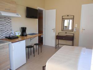 Η κουζίνα ή μικρή κουζίνα στο Zephyros Rooms And Apartments