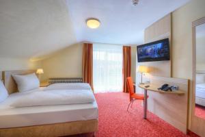 Postel nebo postele na pokoji v ubytování Gästehaus Deidesheim