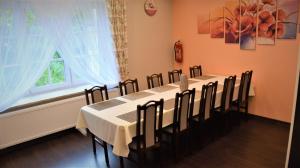 jadalnia ze stołem i krzesłami oraz oknem w obiekcie Willa Różana - Apartamenty i Pokoje Gościnne w mieście Sandomierz