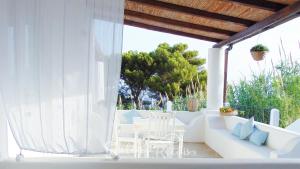 un soggiorno con divano bianco e tavolo di SalinaRelais Rooms&Suite a Malfa