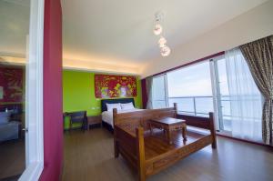 een slaapkamer met een bed en een groot raam bij Whitecaps B&B in Yanliau
