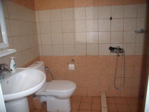 Ένα μπάνιο στο Zephyros Rooms And Apartments