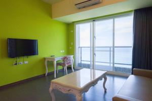 Een TV en/of entertainmentcenter bij Whitecaps B&B
