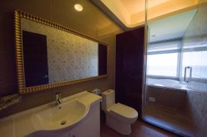Een badkamer bij Whitecaps B&B