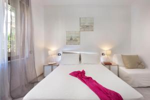 מיטה או מיטות בחדר ב-Sorrento Flower Rooms