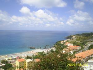 a view of a beach with buildings and the ocean at casa al mare a Scalea in Scalea