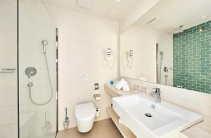 乌马格Hotel Sipar Plava Laguna的配有马桶、水槽和淋浴的浴室