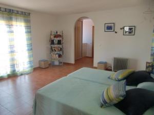 カラバルディナにあるVilla Biznaga Playa Piscinaのベッドルーム1室(ベッド1台、緑の毛布付)