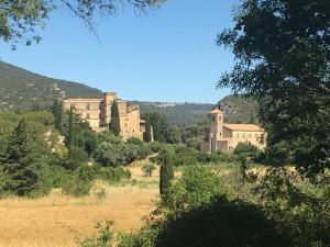 a group of buildings on top of a hill at Le cœur de Lourmarin Loulou en Luberon in Lourmarin