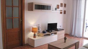 維拉的住宿－Apartment Puerto Rey，客厅设有电视,位于橱柜上