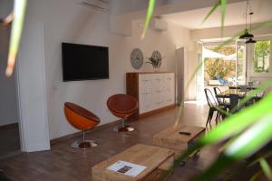TV a/nebo společenská místnost v ubytování Dimora 16 Rooms & Garden