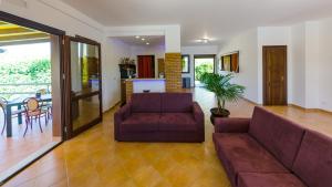 - un salon avec un canapé et une table dans l'établissement Residence Hydria, à Campofelice di Roccella