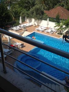 vistas a la piscina desde el balcón de un complejo en Apartments Kora - Herceg Novi Center, en Herceg-Novi