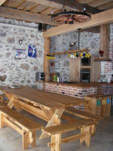 una gran mesa de madera en una habitación con cocina en Nuustaku Rancho, en Otepää