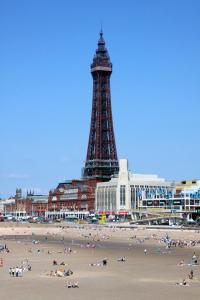 un grupo de personas en la playa cerca de la torre Eiffel en The Hotel Wilmar en Blackpool