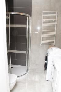 Kúpeľňa v ubytovaní Apartamenty Mariela-Kołobrzeg z garażem