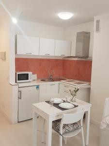 A kitchen or kitchenette at Los Cristianos to enjoy, relax and live the ocean!