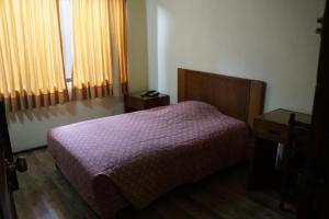 เตียงในห้องที่ Hotel El Plaza Centro de Lima