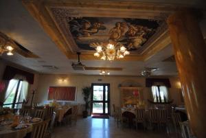 Reštaurácia alebo iné gastronomické zariadenie v ubytovaní Il Salice