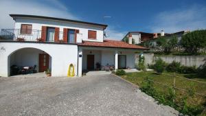 Casa blanca con balcón y entrada en Apartment Kortina, en Buzet