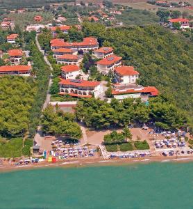 eine Luftansicht eines Resorts mit Strand in der Unterkunft Portes Beach Hotel in Nea Potidaea