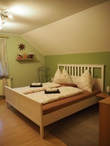 Postel nebo postele na pokoji v ubytování Ferienwohnung-Nassfeld-Haus Umschaden